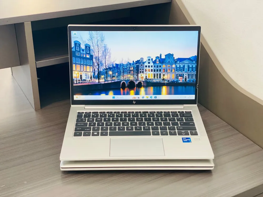 HP Elitebook 830 G8